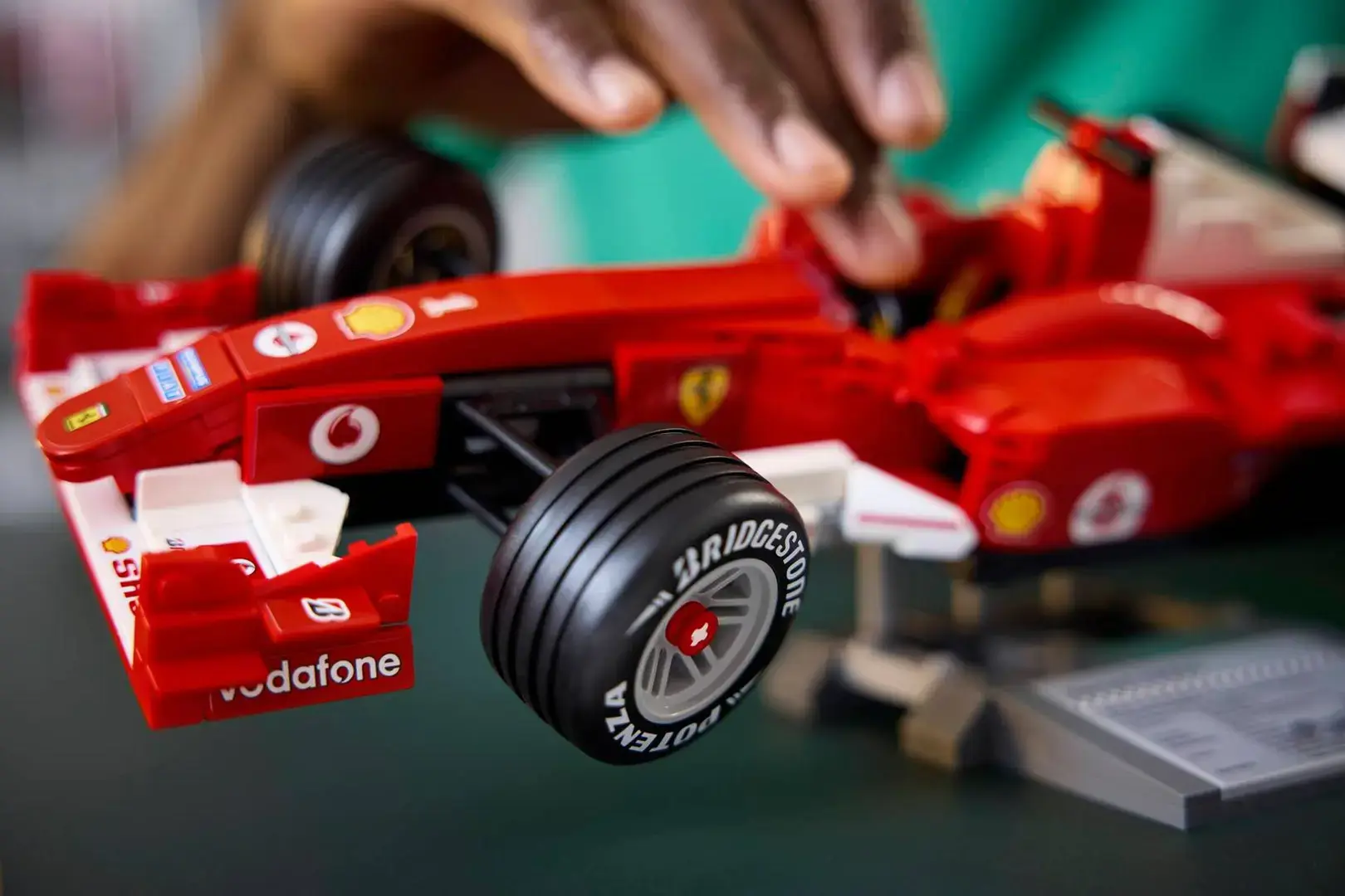 LEGO ICONS 11375 Ferrari F2004 & Michael Schumacher