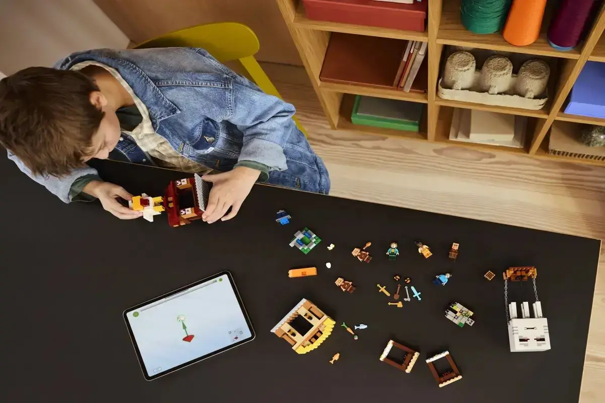 LEGO MINECRAFT 21273 The Ghast Balloon Village Attack