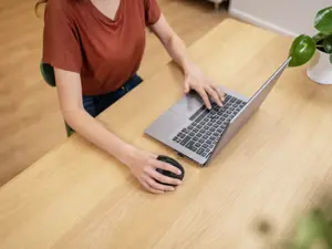 "Trust Voxx", dešinės rankos, vertikalus dizainas, optinis, RF belaidis + "Bluetooth", 2400 DPI, juodas