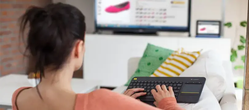 LOGITECH belaidė jutiklinė klaviatūra K400 Plus - INT BLACK