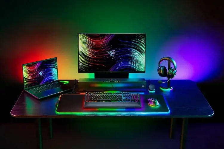 "Razer" mechaninė žaidimų klaviatūra "BlackWidow V4 Pro" su RGB LED apšvietimu, JAV, laidinė, juoda, žali jungikliai, skaitmeninė klaviatūra