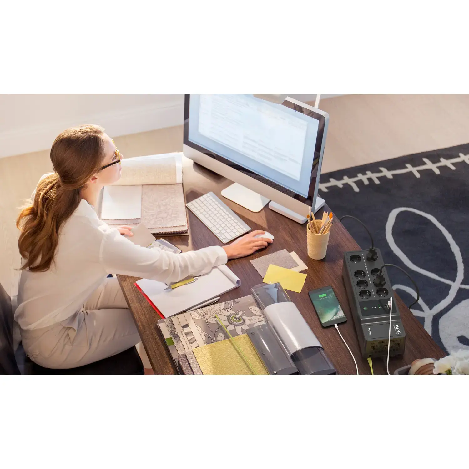 APC Back-UPS 850VA 230V C ir A tipo USB įkrovimo prievadai