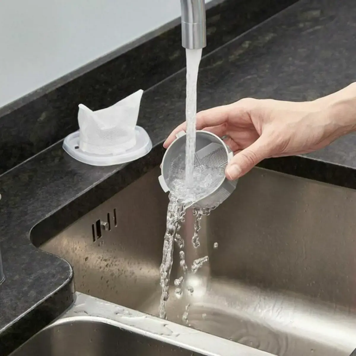 "Black & Decker" NVC115JL rankinis dulkių siurblys pilka, balta be maišelio