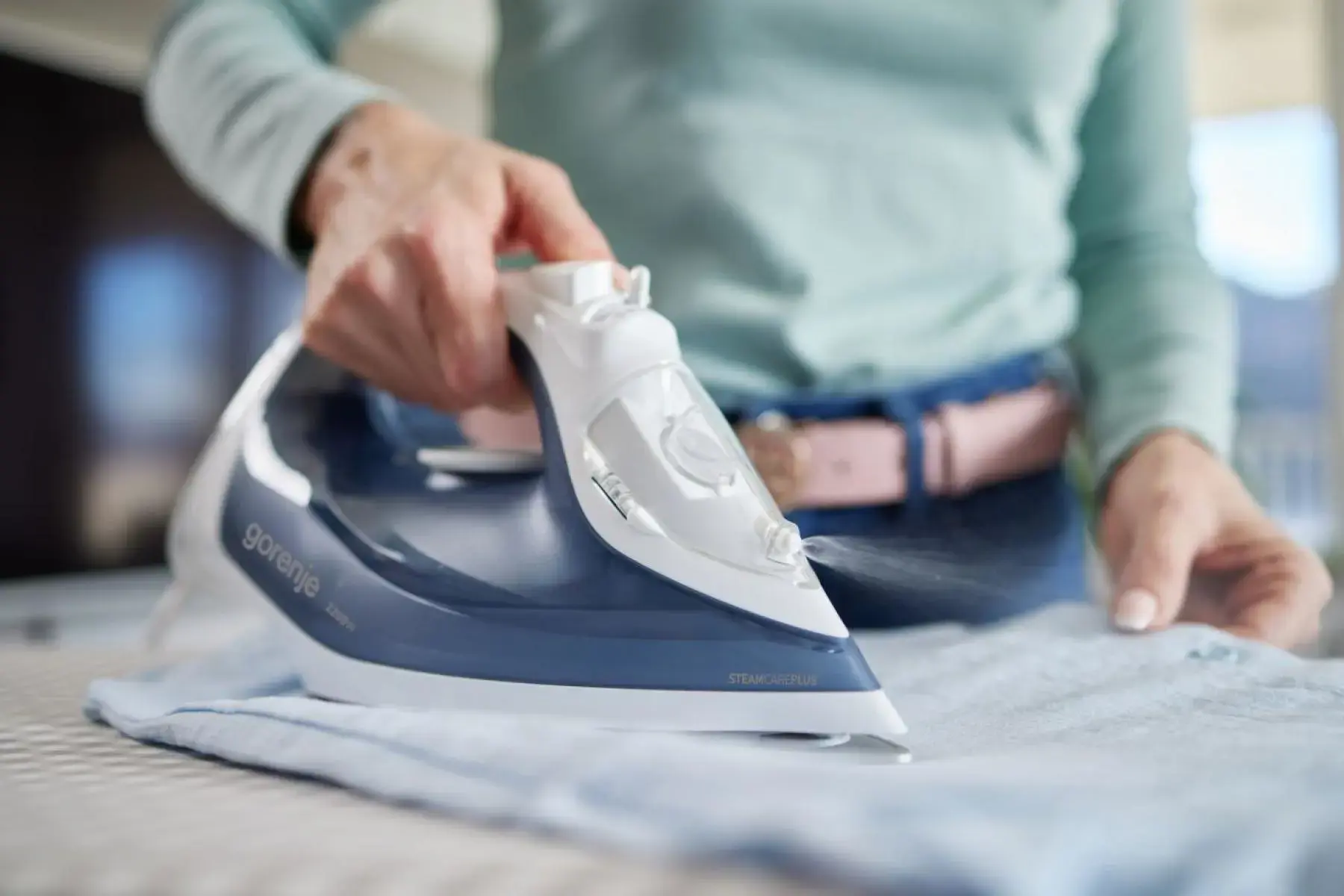 Gorenje SIK2200WB | Steam iron | 2200 W | Continuous steam 35 g/min | Water tank capacity 450 ml | Blue | Steam boost performance 160 g/min