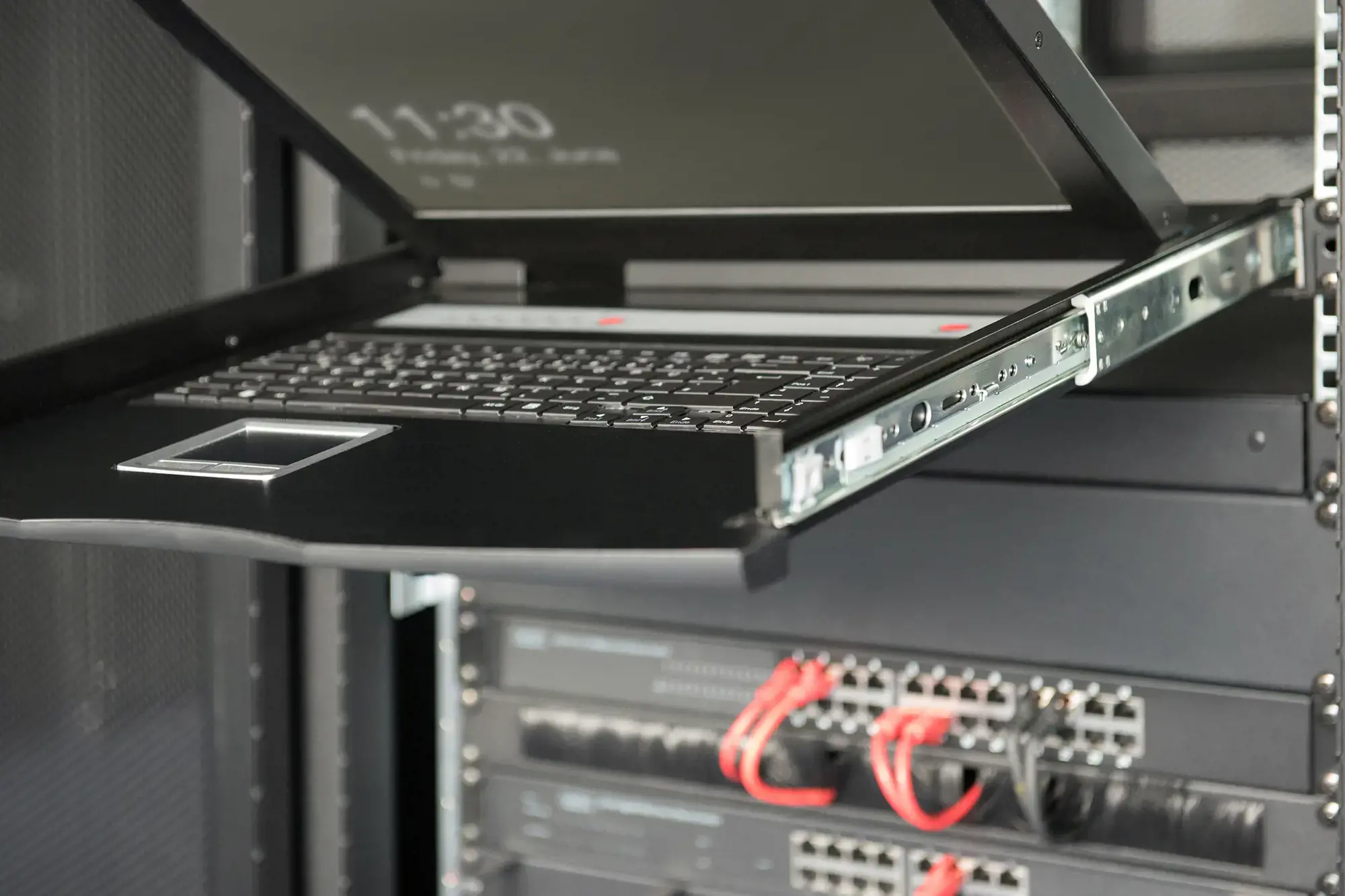 DIGITUS modulinė 48,3 cm 19 colių TFT konsolė su 8 KVM prievadais JAV klaviatūra RAL 9005 juoda spalva
