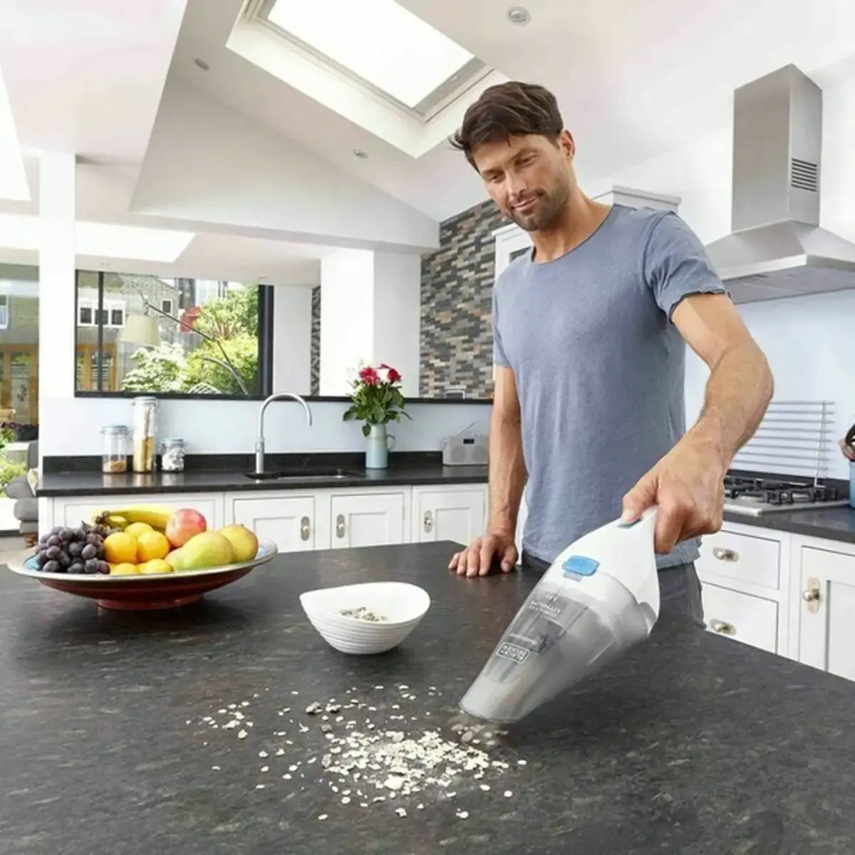 "Black & Decker" NVC115JL rankinis dulkių siurblys pilka, balta be maišelio