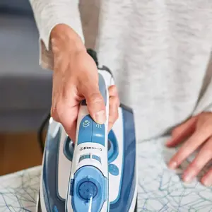 "Black+Decker" BXIR2402E Garinis lygintuvas (2400 W), baltas