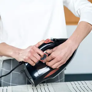 "Black+Decker" BXIR3000E garų lygintuvas (3000 W), juodas