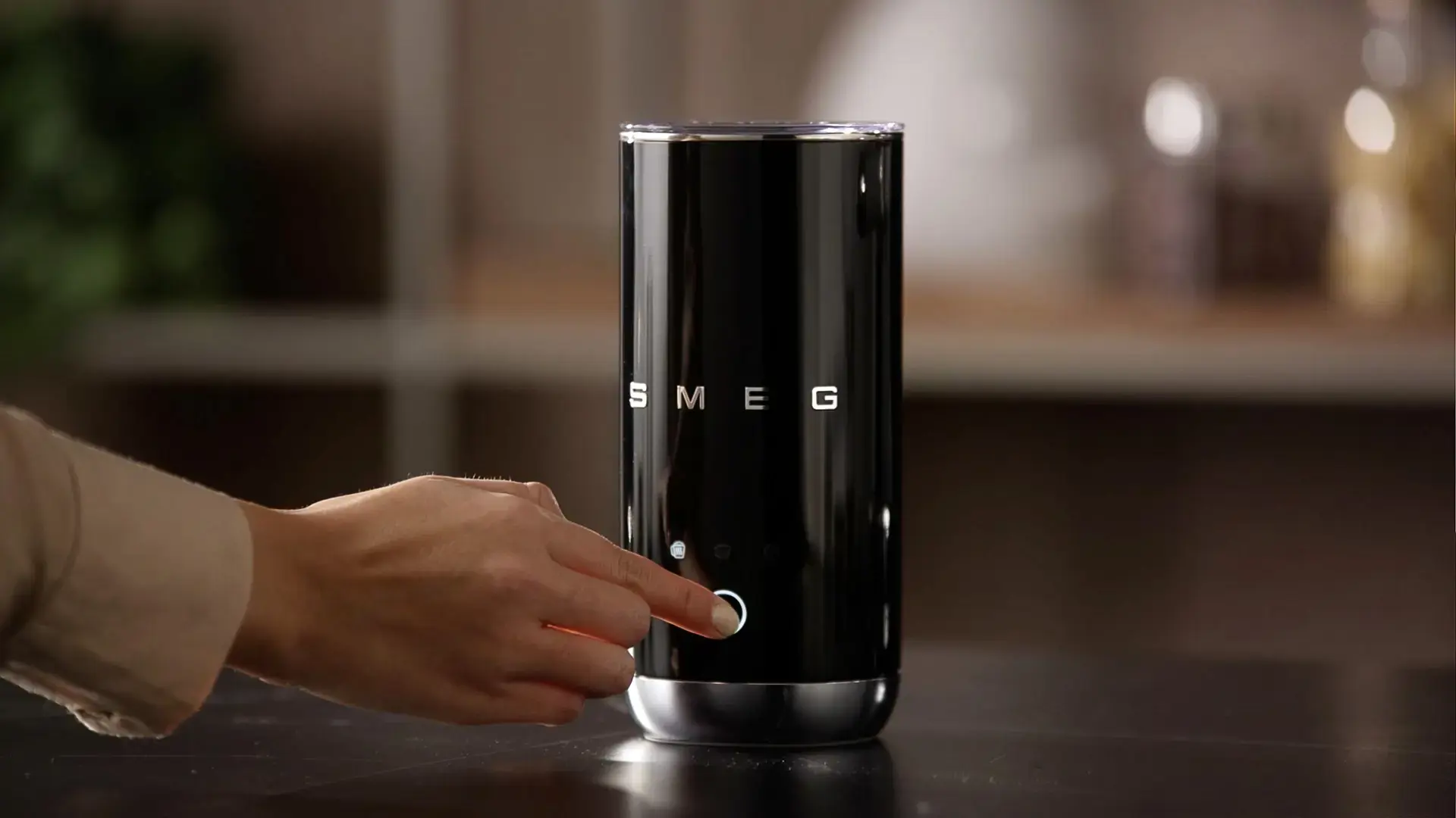 Smeg MFF02BLEU Automatic milk frother/warmer Black