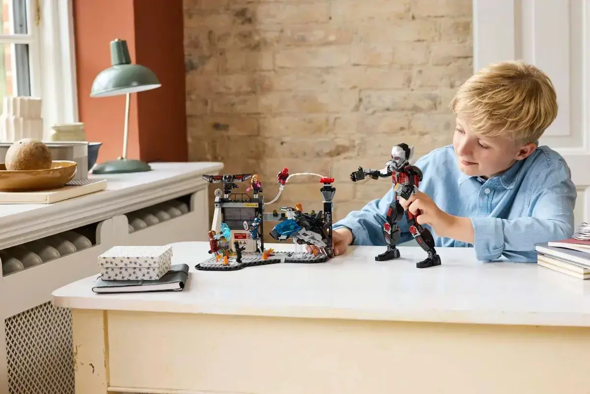 LEGO MARVEL 76314 Captain America: Civil War Battle