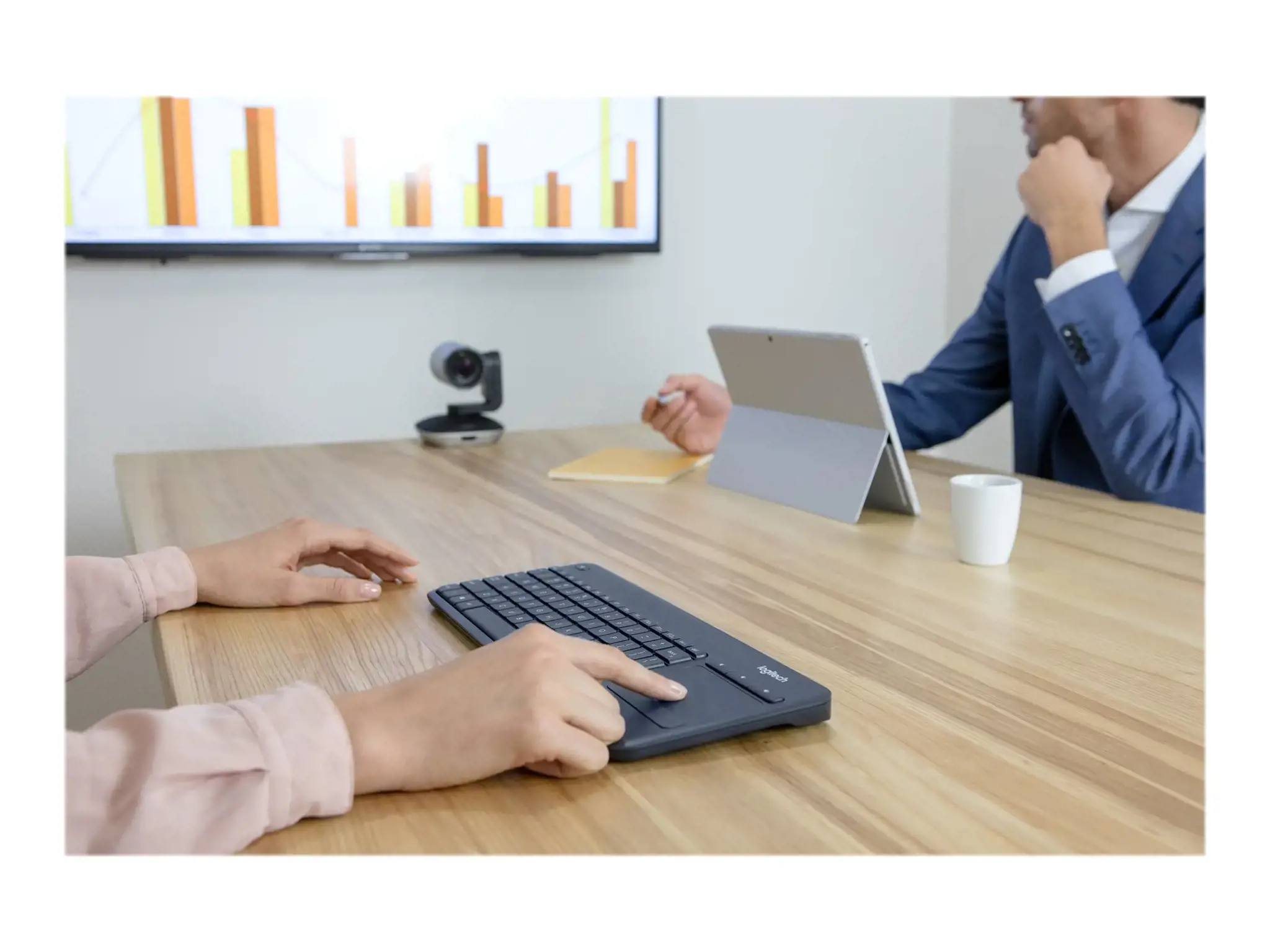 LOGITECH belaidė jutiklinė klaviatūra K400 Plus - INT BLACK