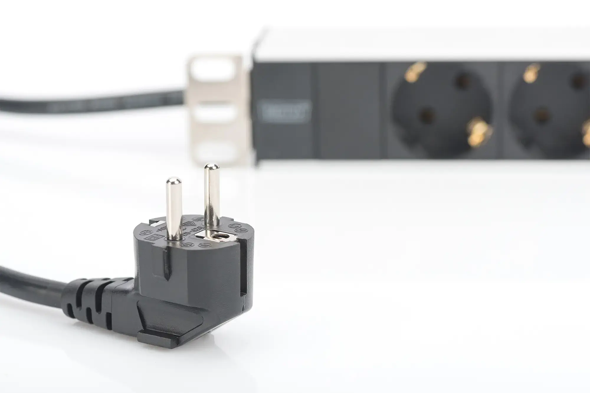 DIGITUS 48,3cm 19 colių Išėjimo juosta aliuminis 8x Schuko juoda 16A 4000W Į 1x Schuko su metaliniu tvirtinimo rinkiniu