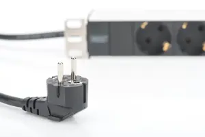 DIGITUS 48,3cm 19 colių Išėjimo juosta aliuminis 8x Schuko juoda 16A 4000W Į 1x Schuko su metaliniu tvirtinimo rinkiniu