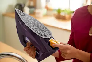 "Philips" 7000 serijos DST7051/30 HV garų lygintuvas tamsiai violetinės spalvos, garų lygintuvas, "SteamGlide Elite" padas, 2 m, 250 g/min, violetinės spalvos, 50 g/min