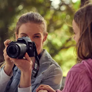 "Canon EOS 250D" + EF-S 18-55mm f/3.5-5.6 III, 24,1 MP, 6000 x 4000 taškų, CMOS, 4K Ultra HD, jutiklinis ekranas, juoda