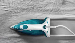 "Tefal EasyGliss Plus FV5718", sausas ir garų lygintuvas, "Durilium" padas, 2 m, 190 g/min, turkio spalvos, baltas, 45 g/min