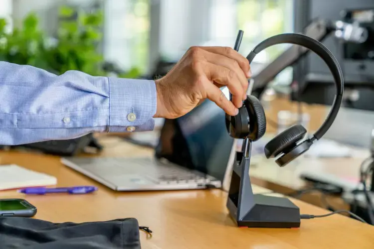 POLY Voyager 4320 Microsoft Teams Certified Headset +BT700 dongle +Charging Stand, Wireless, Calls/Music, 162 g, Headset, Black